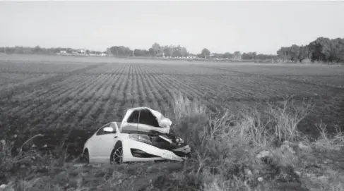  ?? Foto: La i ?? La unidad terminó destrozado en un predio de cultivo tras impactarse contra una camioneta.