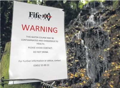 ?? Picture: Mhairi Edwards. ?? Warning signs have appeared at the Fife Coastal Path after reports of ammonia-like smells at Starley Burn.