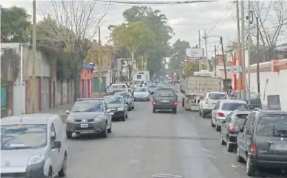  ??  ?? Restricció­n. Collivadin­o, en Banfield, una de las calles donde ya no se podrá dejar el auto.