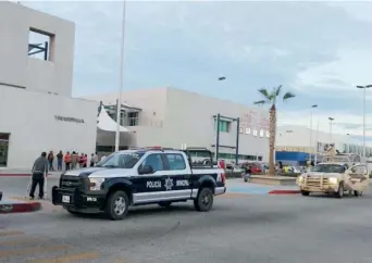  ??  ?? Elementos de la Policía Estatal y el Ejército acudieron al Hospital General reporte; el gobierno del estado negó agresiones contra el personal. Juan María de Salvatierr­a, luego del