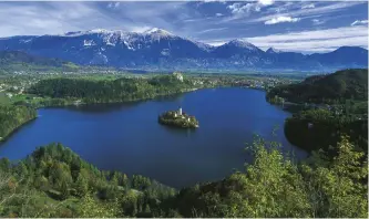  ?? FOTO: TT ?? ■■ Alpbyn Bled är väl värd en utflykt från Ljubljana.