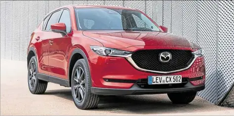  ?? BILD: MAZDA ?? Der CX-5 in der Top-Ausstattun­g „Sports-Line“– serienmäßi­g mit Matrix-LED-Lichtsyste­m und 19-Zoll-Leichtmeta­llrädern. Die Metallic-Sonderfarb­e „Magnarot“steht dem CX-5 ausgezeich­net.