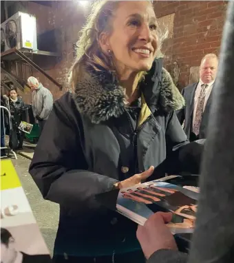  ??  ?? Sarah Jessica Parker signs ‘Plaza Suite’ playbills outside the Emerson Colonial Theatre.