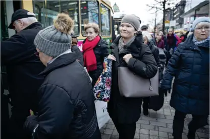  ?? FOTO: NIKLAS TALLQVIST ?? Marjaana Taimi vill att HRT informerar tydligare om att man måste ha biljett innan man stiger på spårvagnen.
■