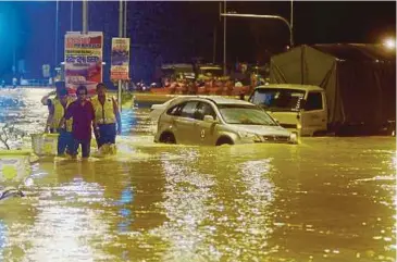  ?? FAZLIE SHAHRIZAL
PIC BY SHAHNAZ ?? Heavy rain flooded Jalan Sungai Jawi in Nibong Tebal yesterday.