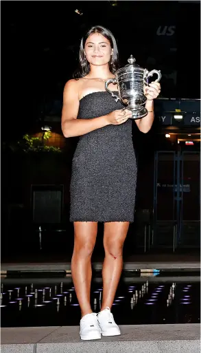  ?? PICTURE: Sarah Stier/getty Images ?? Emma Raducanu with the US Open championsh­ip trophy, Raducanu was playing in the UK Pro League last year