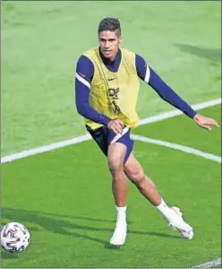  ??  ?? Varane, durante un entrenamie­nto de la selección de Francia.