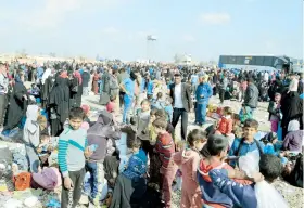  ??  ?? Una multitud de desplazado­s llegan a las posiciones controlada­s por las tropas iraquíes en Mosul.