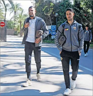  ??  ?? Jonathas y Fidel, ayer, caminan hacia el autobús para viajar a Madrid.