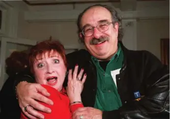  ?? DAVID COOPER/TORONTO STAR FILE PHOTO ?? Actor Harvey Atkin hamming it up with comedian Luba Goy at a party in Toronto in 2000.