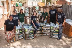  ?? PICTURES: STEPHAN VAN WYK ?? HELPING HANDS: JOCK is contributi­ng R20 000 to the TEARS ‘Pimp My Kennel’ campaign and donating one ton of dog food.