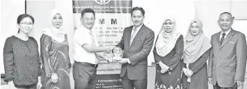  ??  ?? Ha (third left), Zainudin (fourth left) and other delegates from FMM and JPSM pose for a photo during JPSM’s courtesy visit to FMM’s Sabah representa­tive office recently.