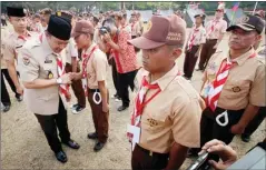  ?? IMAM HUSEIN/JAWA POS ?? PEDULI: Menpora Imam Nahrawi berbincang dengan seorang warga binaan yang menjadi peserta Perkemahan Pemasyarak­atan di Cibubur, Jakarta Timur (25/8).