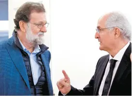  ??  ?? Rajoy (i) conversa con Antonio Ledezma en el palacio de La Moncloa.
