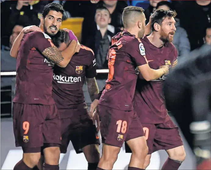  ??  ?? URUGUAYO CAZADOR. Luis Suárez se abraza a Alcácer después de que este le diese la asistencia del 0-1 con Alba y Messi por delante.