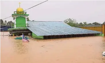  ?? BERNAMA PIC ?? Al-Hijrah Surau in Kampung Pasir Tebrau near Johor Baru is submerged yesterday after non-stop rain since Wednesday.