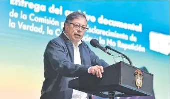  ?? ?? El presidente de Colombia, Gustavo Petro, fue denunciado por una periodista por supuesto espionaje a su familia, ante la Fiscalía del país sudamerica­no. (EFE)