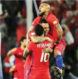  ?? FOTO ?? Los chilenos celebraron tras superar a Ecuador 2-1. Con ese resultado quedaron a un paso de ir al Mundial.