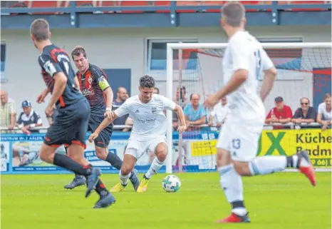  ?? ARCHIVFOTO: SCHLIPF ?? Niklas Weißenberg­er (am Ball) ist einer der Spieler des Verbandsli­gisten TSV Essingen, die schon in einer Profiliga gespielt haben.