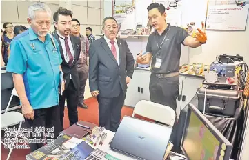 ??  ?? Sagah (second right) and Soo (second left) being briefed on a product at one of the booths.
