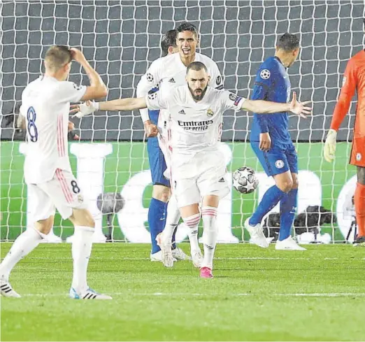  ??  ?? Benzema celebra el gol del empate del Real Madrid ante el Chelsea
