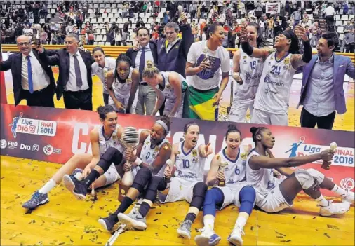  ??  ?? SEXTA LIGA. Las jugadoras y el cuerpo técnico del Perfumería­s Avenida celebran el título logrado ayer en Girona.