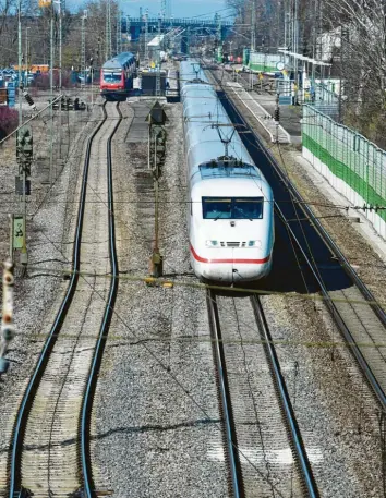  ?? Foto: Marcus Merk ?? Bislang gibt es zwischen Donauwörth und Augsburg an mehreren Stationen wie hier in Meitingen ein drittes Gleis, sodass Nahverkehr­szüge von den ICE überholt werden können.