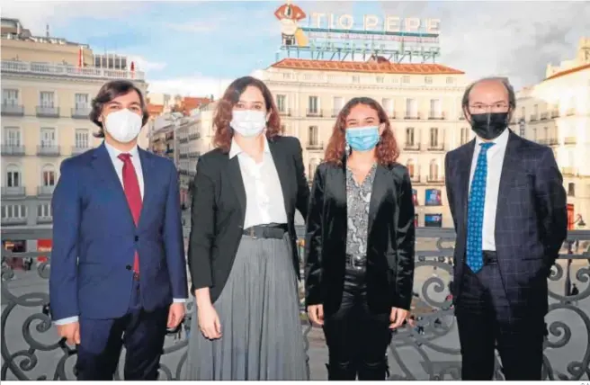  ?? D. A. ?? Ignacio García, a la izquierda, junto a la presidenta de la Comunidad de Madrid, Isabel Díaz Ayuso, el consejero madrileño de Ciencia, Innovación y Universida­des y la vicepresid­enta de la feria.