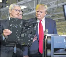 ?? FOTO: JAY JANNER/IMAGO IMAGES ?? US-Präsident Donald Trump mit Apple-Chef Tim Cook: Die USA sind trotz der Abschottun­gspolitik von US-Präsident Trump immer noch das wichtigste Abnehmerla­nd für deutsche Exporte geblieben.