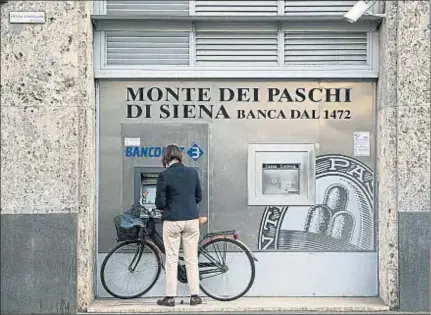 ?? ALESSIA PIERDOMENI­CO / BLOOMBERG ?? Un cliente del Monte dei Paschi en Milán