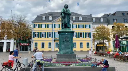  ??  ?? Beethoven står staty på Münsterpla­tz i Bonn hållande sin gåspenna i högra handen. Den riktiga pennan kan beskådas på Beethovenh­aus.