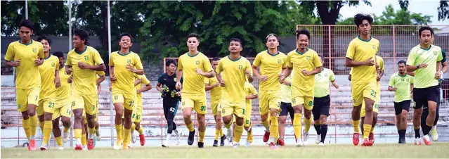  ?? PERSEBAYA SURABAYA ?? ENJOY: Para pemain Persebaya Surabaya berlatih di Stadion Gelora 10 November, Tambaksari, kemarin.