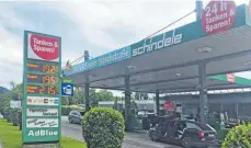  ?? FOTO: ULRICH MENDELIN ?? Sieht aus wie deutsche Spritpreis­e – sind aber österreich­ische: Preistafel einer Tankstelle im vorarlberg­ischen Hörbranz am Pfingstmon­tag.