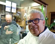  ??  ?? Il grande chef Ospite della prima puntata è stato lo chef stellato Igles Corelli, che ha elogiato l’iniziativa apprezzand­o le doti dei talenti della cucina