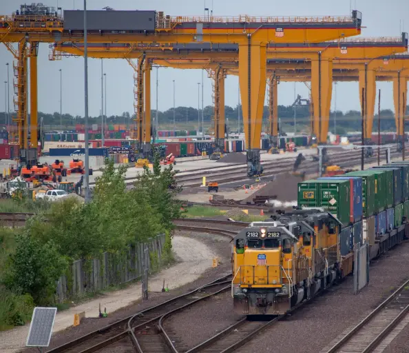  ?? Trains: David Lassen ?? A crew assembles an intermodal train at Union Pacific’s Global IV terminal in Joliet, Ill., on Aug. 11, 2021. UP reopened its Global III facility in Rochelle, Ill., to take some of the pressure off the backlog of internatio­nal traffic at Global IV.