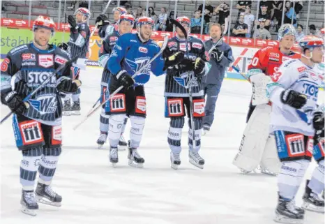  ?? FOTO: HEINZ WITTMANN ?? Die Wild Wings verabschie­den sich nach dem ersten offizielle­n Eistrainin­g mit einer Ehrenrunde von ihren Fans.