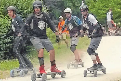  ?? FOTO: PRIVAT ?? Stefan Mindum (rechts) setzte sich beim Evolve-Worldcup in Frankreich gegen seine Konkurrent­en auf dem Elektroska­teboard durch.