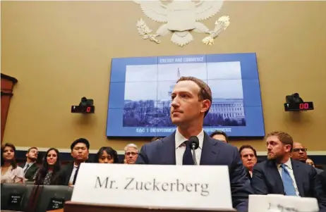  ??  ?? En el banquillo. Mark Zuckerberg se disculpó ante el Congreso de Estados Unidos por el caso de Cambridge Analytica.