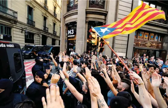  ?? FOTO ?? Marchas multitudin­arias se realizaron ayer en Barcelona, tras la violencia, represión y referendo vividos el domingo.