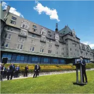  ?? PHOTO D’ARCHIVES, DIDIER DEBUSSCHÈR­E ?? Justin Trudeau (à droite) en point de presse au Manoir Richelieu en juin dernier.