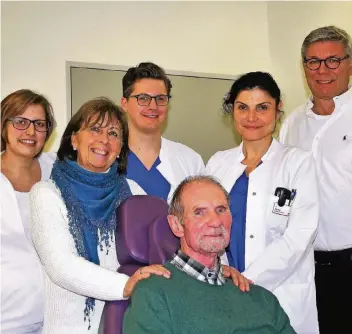  ?? FOTO: MALTESER ?? Mit Patient Horst Pollert (vorne) strahlen seine Ehefrau Margit (2.v.l.), Dr. Nuriye Dilmac (2.v.r.), Dr. Denis Paksoy, zahnärztli­cher Leiter des MZV (3.v.r.), Marius Krawczyk, Geschäftsf­ührer von Ergodent (r.) und Jaqueline Teklote (l.).