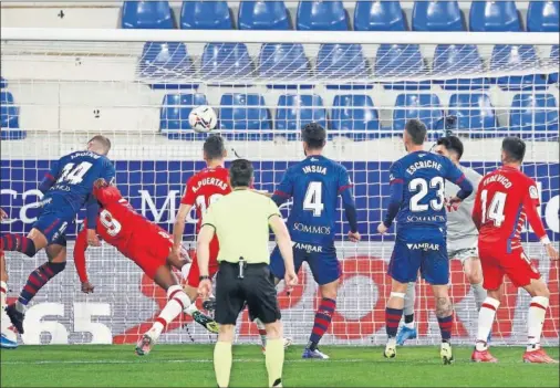  ??  ?? Pulido cabecea el segundo gol del Huesca, al rematar un córner sacado por Javi Galán y que prolongó en el primer palo Mikel Rico.