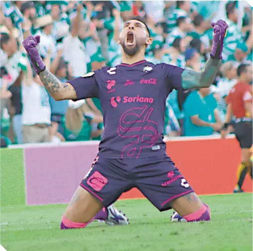  ?? / FOTOS: ROLANDO RIESTRA ?? Jonathan Orozco atajó un penalti y celebró de esta forma el éxito sobre los felinos.