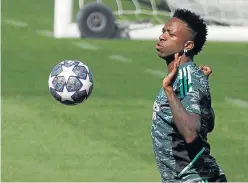  ?? ?? Vinicius controla un balón durante el último entrenamie­nto del Real Madrid antes de recibir al Chelsea.