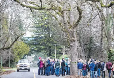  ?? DARREN STONE, TIMES COLONIST ?? Saanich councillor­s tour Grange Road with area residents on Saturday.