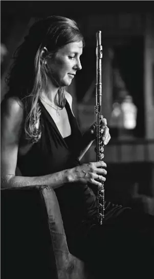  ??  ?? La flautista, brasiliana di origini tedesche, vive in Germania. È sposata con un suonatore di oboe, con cui ha un figlio.
