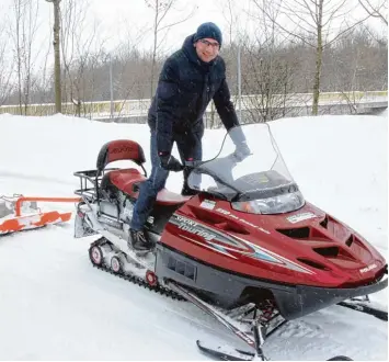  ?? Fotos: Franz Issing ?? Winterdien­st: Bei Personalma­ngel schwingt sich auch schon mal Bürgermeis­ter Christian Kähler auf den Motorschli­tten und prä pariert die Loipen für Langläufer auf der Römerschan­ze. Der Rathausche­f ist kommissari­scher Leiter des Ski Clubs, einer Abtei...