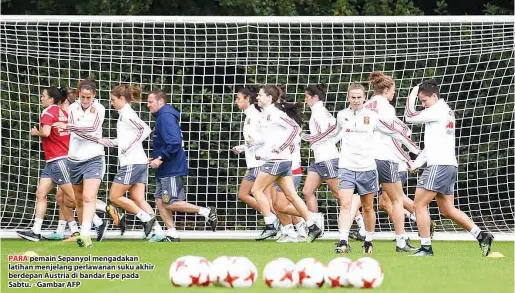  ??  ?? PARA pemain Sepanyol mengadakan latihan menjelang perlawanan suku akhir berdepan Austria di bandar Epe pada Sabtu. - Gambar AFP