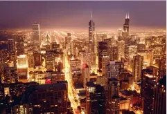  ??  ?? Las grandes zonas urbanas, como Chicago, soportan dificultad­es relacionad­as con el transporte­s, la gestión de recursos o los sistemas de salud.