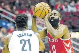  ?? FOTO: AP ?? El alero de los Rockets, imparable. Ante Brooklyn anotó 58 puntos